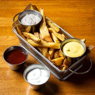 Ración De Patatas Fritas 4 Salsas