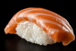 Нігірі з лососем (30г)