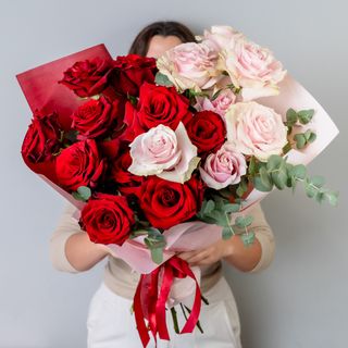 BUCHET CU TRANDAFIRI ROSU SI  ROZ