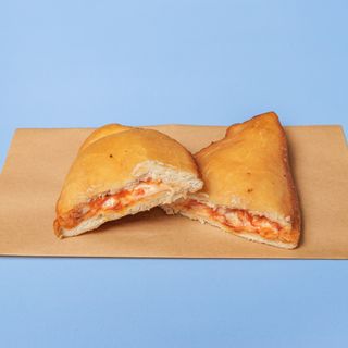 Panzerotto pomodoro e mozzarella