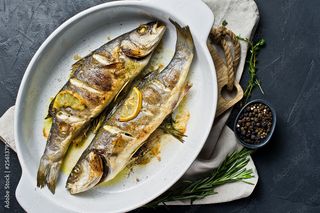 File de biban de mare cu mamaliga coapta si sos de usturoi