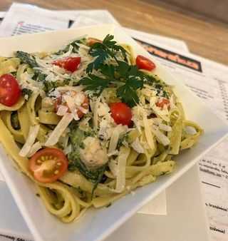 Tagliatelle z kurczakiem i szpinakiem w sosie śmietanowym