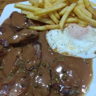 Solomillo De Cerdo A La Pimienta Con Patatas Y Huevo