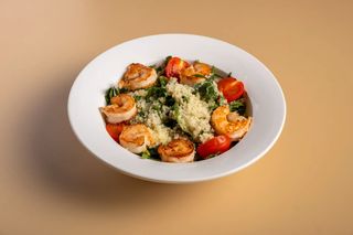 Салат руккола с тигровыми креветками