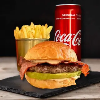 Avocado Burger Com Batata Frita E Bebida