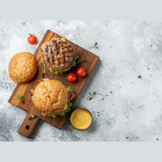 Hamburguesa De Buey Con Queso De Cabra, Cebolla Frita Y Mostaza Miel