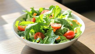 Insalata verde con carote e pomodorini