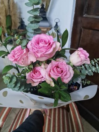 Buchet 5 trandafiri cu verdeață decorativă