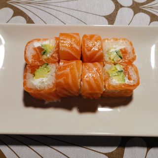 Rollito Fresco California (Salmón, Aguacate, Pepino, Queso) (8 Pzs.)