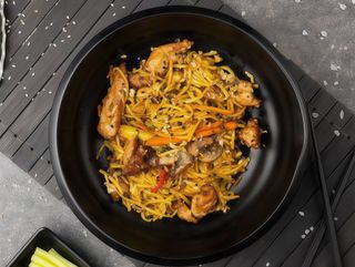 Локшина яєчна WOK з курятиною (320g)