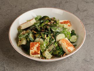 Зелений салат з смаженим сиром халумі та горіховим соусом (380g)