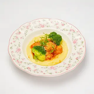 Куриные шарики с картофельным пюре и брокколи*