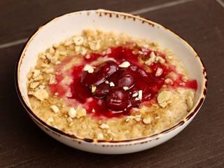 Вівсянка з вишнею та горіхами (350g)