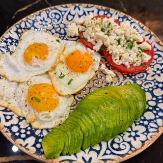 AVOCADO EGSS & CHEESE | 330GR / 429KCAL 