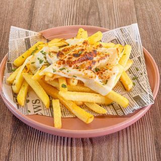 Batatas fritas com mozzarella maçaricada.