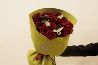 15 წითელი ვარდი ევკალიპტით