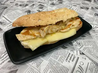 Bocadillo De Pechuga Con Queso Y Alioli