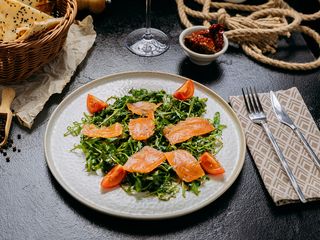 Салат з лососем та руколою (220г)