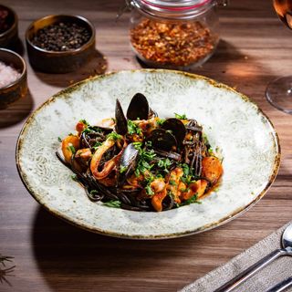 Spaghetti Nero di Seppia cu fructe de mare