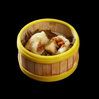 Riso al pollo in foglie di loto（荷叶糯米鸡）