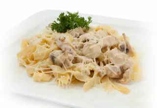 Фетучини с курицей в сливочом соусе 