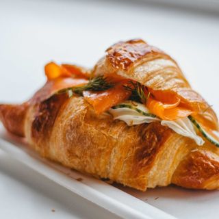 CROISSANT PHILADELPHIA Y SALMÓN