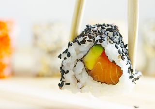 96A. Uramaki Surimi Aguacate Con Queso Y Pez Mantequilla (8 Uds.)