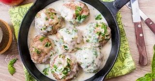 Тефтели куриные в сметанном соусе ( 2шт)