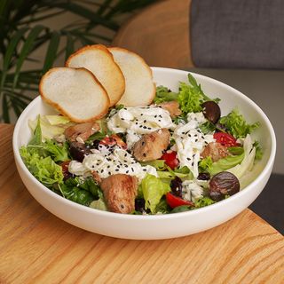 Салат з куркою та страчателою (370г)