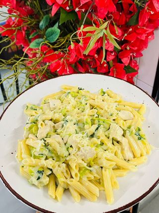Penne com Molho Cremoso de Alho Francês com Cubos de Frango