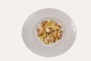 Spaghetti di riso con pollo e verdure miste