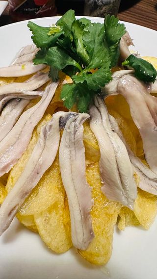 Boquerones en vinagre con papas fritas