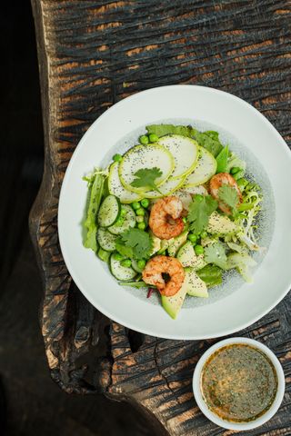 Салат із усього зеленого з креветками та азійським соусом