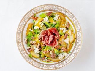 Салат з прошуто, грушею, авокадо, сиром горгонзола (260g)