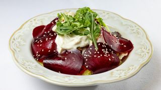 გამომცხვარი ჭარხლის სალათი სტრაჩატელათი 300 გრ