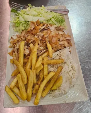 Plato kebab + ensalada + patatas + arroz