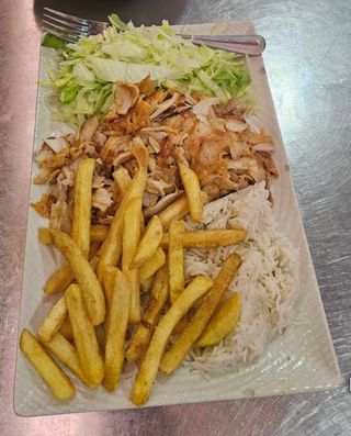 Plato kebab + ensalada + patatas + arroz