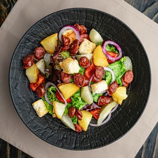 Салат с охотничьими колбасками