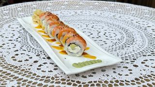 Філадельфія з лососем та авокадо