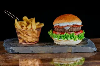 Burger Minotaur i mini frytki