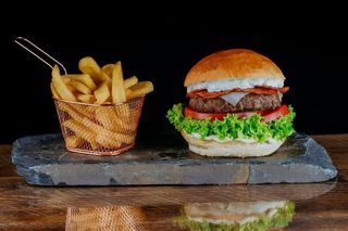 Burger Minotaur i mini frytki