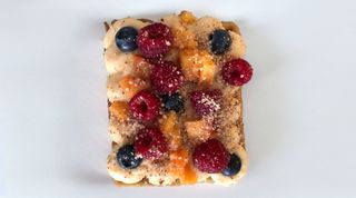 Waffle s kremom od vanilije i sezonskim voćem