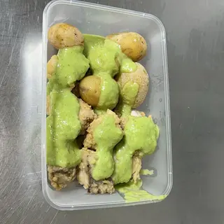 Tacos de pescado con papas arrugadas.