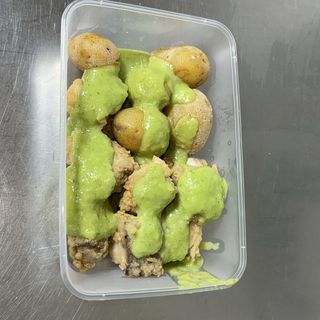 Tacos de pescado con papas arrugadas.