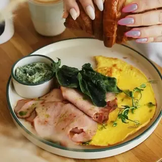 Omeletă clasică, croissant, șuncă și spanac