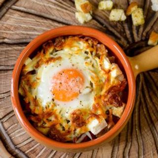 Mamaliga cu brânză, smântână și ou