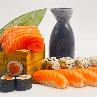 402 - Sushi sashimi salmone misto