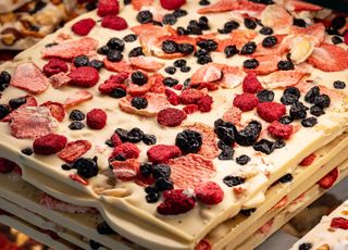 Ciocolata alba cu migdale, capsuni, zmeura si afine