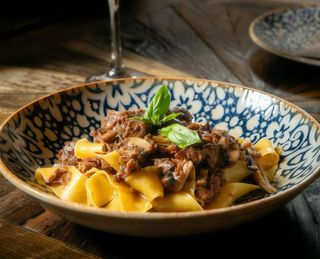 Pappardelle con ragú de jabalí y setas