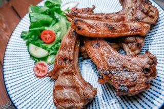 Корейка ягненка на гриле